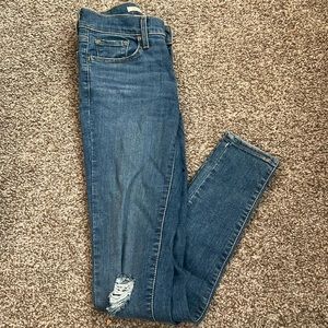 Women’s 710 Super Skinny Size 24 Levi’s Pant With Rips In The Knees